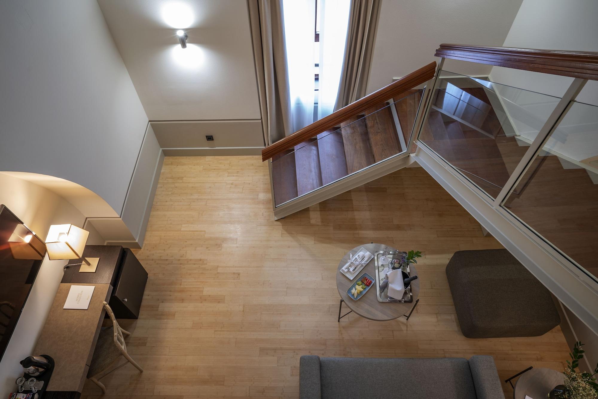 Hospes Palacio De Arenales & Spa Caceres Exterior photo A staircase in a house