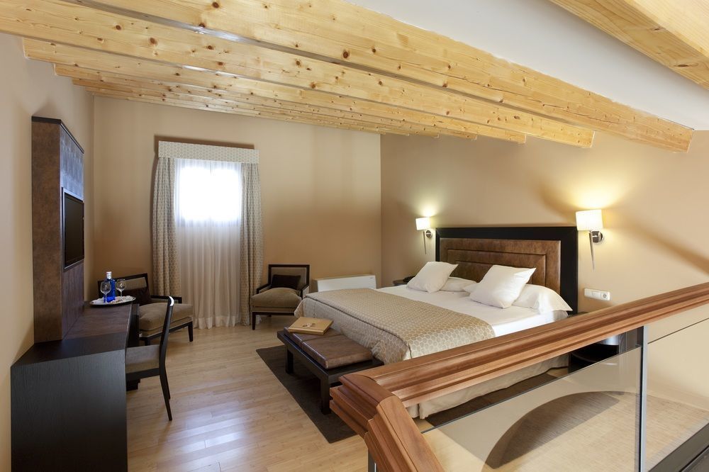 Hospes Palacio De Arenales & Spa Caceres Exterior photo A room at the hotel