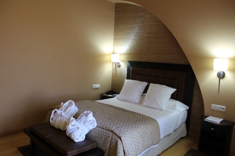 Hospes Palacio De Arenales & Spa Caceres Exterior photo A room at the hotel