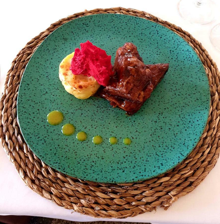 Hospes Palacio De Arenales & Spa Caceres Exterior photo A plate of braaied kudu